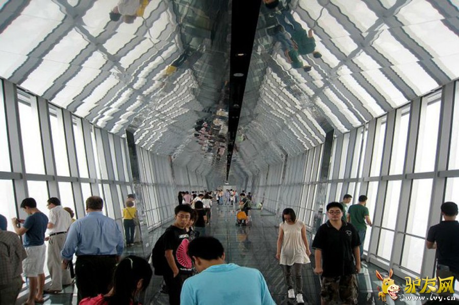 �ڷ���С���������3842�׸ߵ����������һ�����˲���Ĳ����۾�̨��������ο��ǿ��Կ����������ڵİ�����˹ɽѩ�����ô��۾�̨�������1000����֮�ߡ�