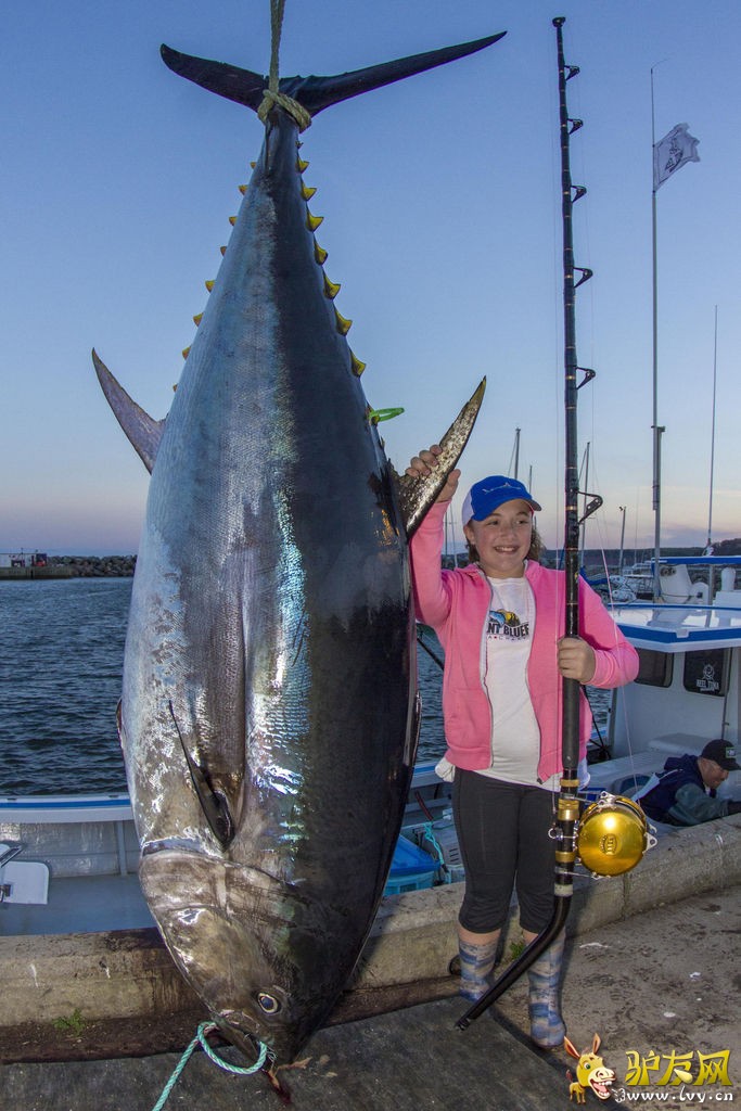 ���ô�12��Ůͯղ�ȵ���һ��616��Լ��280�����صľ��ͽ�ǹ��