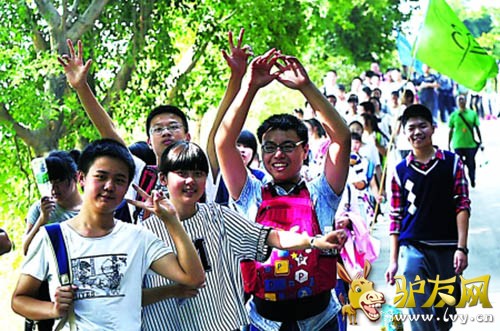 ͬѧ��;�����ɵذ�����pose