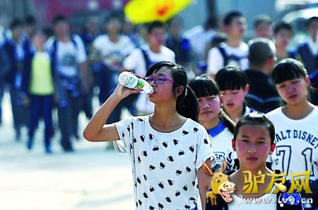 ѧУ��ÿλѧ������4����ͷ��1ƿˮ