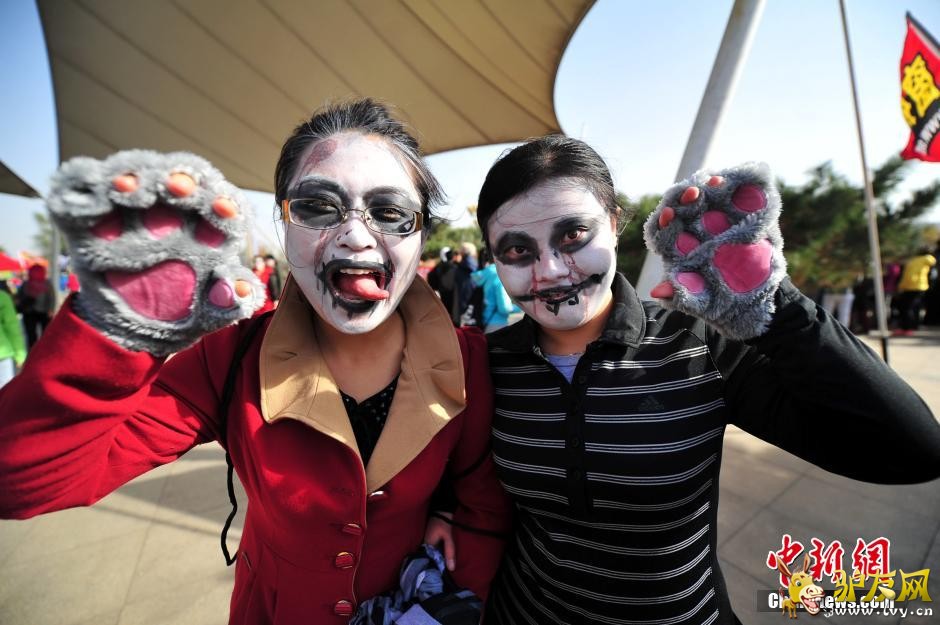 10��26�գ������ڲμӽ�ʬ�ܡ����գ��������ж���������ݽ�ʬ�ܻ��ǧ���˲����߻�ױ������˵ġ���ʬ�������¸ҵġ����ࡱ�����鱼��׷����С����·����ֳ�������ʬ���ſޡ�