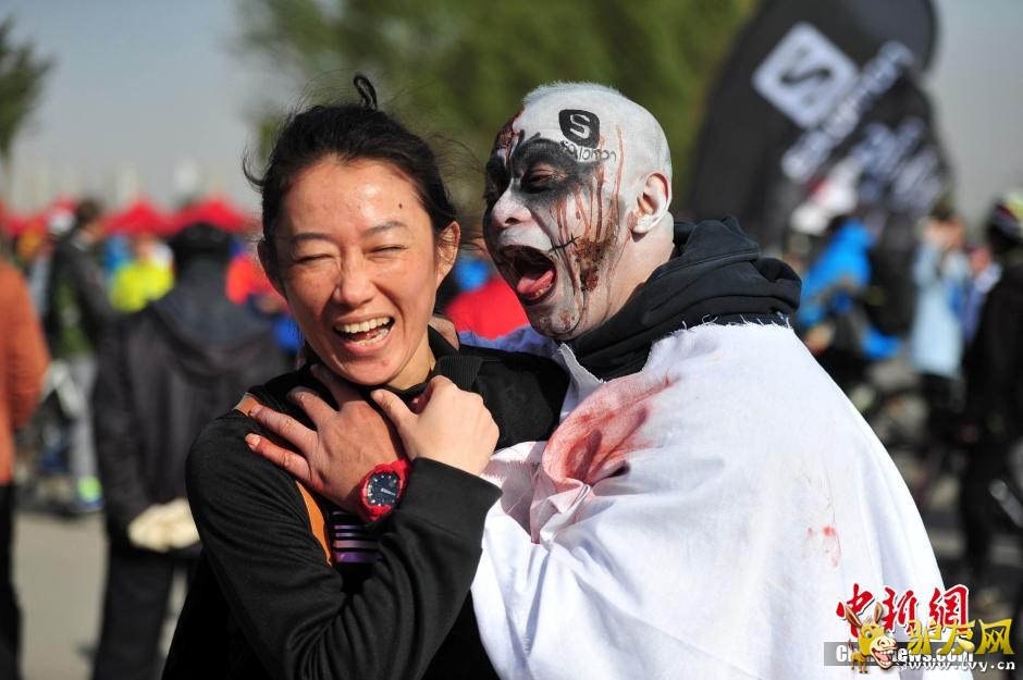 10��26�գ������ڲμӽ�ʬ�ܡ����գ��������ж���������ݽ�ʬ�ܻ��ǧ���˲����߻�ױ������˵ġ���ʬ�������¸ҵġ����ࡱ�����鱼��׷����С����·����ֳ�������ʬ���ſޡ�