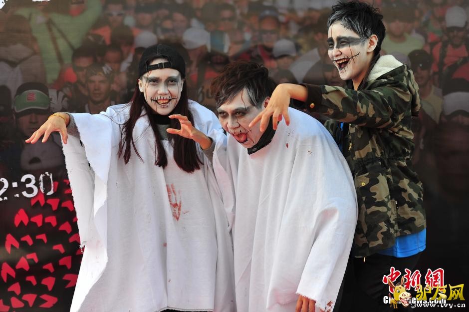 10��26�գ������ڲμӽ�ʬ�ܡ����գ��������ж���������ݽ�ʬ�ܻ��ǧ���˲����߻�ױ������˵ġ���ʬ�������¸ҵġ����ࡱ�����鱼��׷����С����·����ֳ�������ʬ���ſޡ�