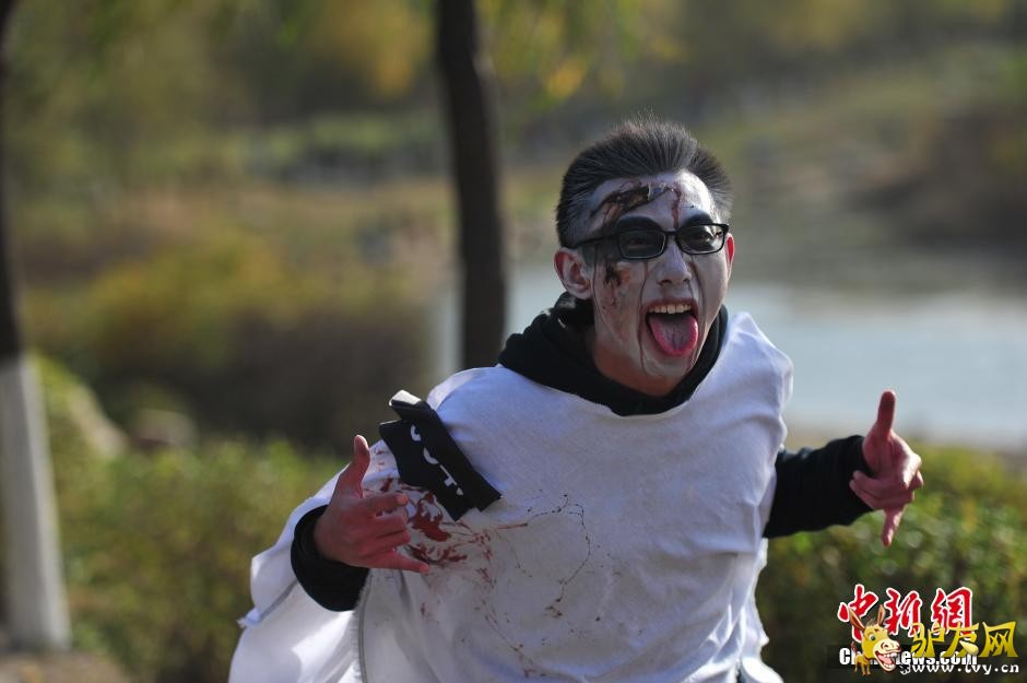 10��26�գ������ڲμӽ�ʬ�ܡ����գ��������ж���������ݽ�ʬ�ܻ��ǧ���˲����߻�ױ������˵ġ���ʬ�������¸ҵġ����ࡱ�����鱼��׷����С����·����ֳ�������ʬ���ſޡ�