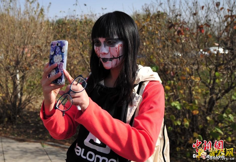 10��26�գ������ڲμӽ�ʬ�ܡ����գ��������ж���������ݽ�ʬ�ܻ��ǧ���˲����߻�ױ������˵ġ���ʬ�������¸ҵġ����ࡱ�����鱼��׷����С����·����ֳ�������ʬ���ſޡ�