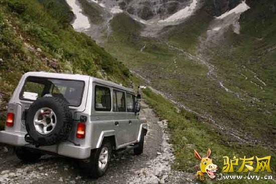 ������ѩɽ��ڣ�����������ңң������