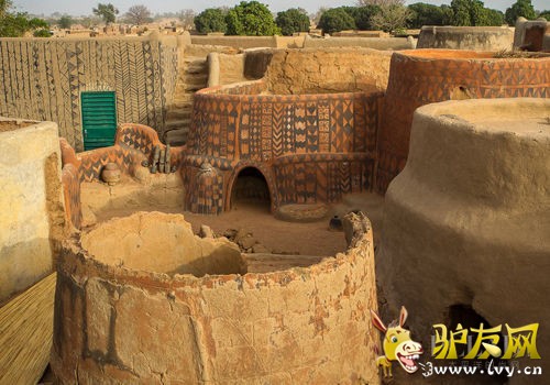 ������ο���˵���ܲ��ǰ�ȫ�ȺܸߵĹ��ң�������Ϊ���翪������͵Ĺ���֮һ��������������Ȱ�ð�յ��ˣ���������﷢�ֳ�����ɫ���׶��߼ӶŹź�����Ұ�����ﾰ�㡣