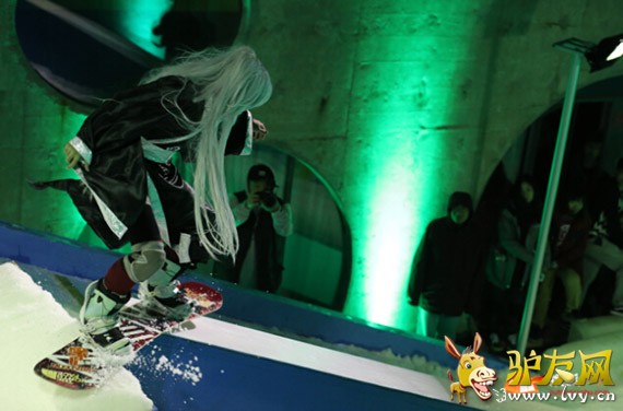 �Ǿ�����߰׷�����X-FOX���ļ��ɴ����λ�������Եø���Ʈ��