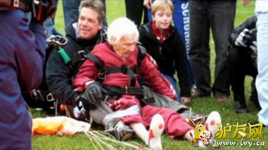 ��������̫��ŦԼ�ݸ�˹�ֶ��ؽ��е����θ߿���ɡ��������ա�