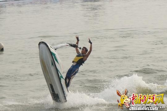 ͼΪ�����˫������վˮ�Ϸ��˻������еľ���˲�䡣 ������ ��