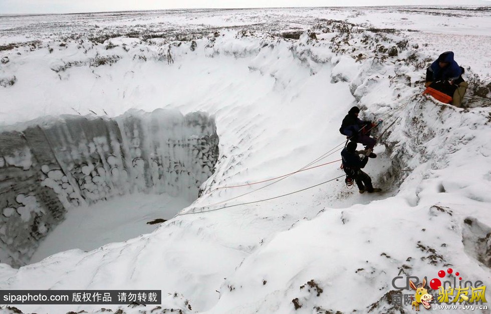 ����ʱ��2014��11��8�գ�����˹������������������������˹��ѧ���ڸõ�������һ����200�׵Ļ�ɽ�ڣ�������ıڶ������ž�Ө��覵ı�ѩ����ɫ�൱׳���������ϵ۵Ľ�����