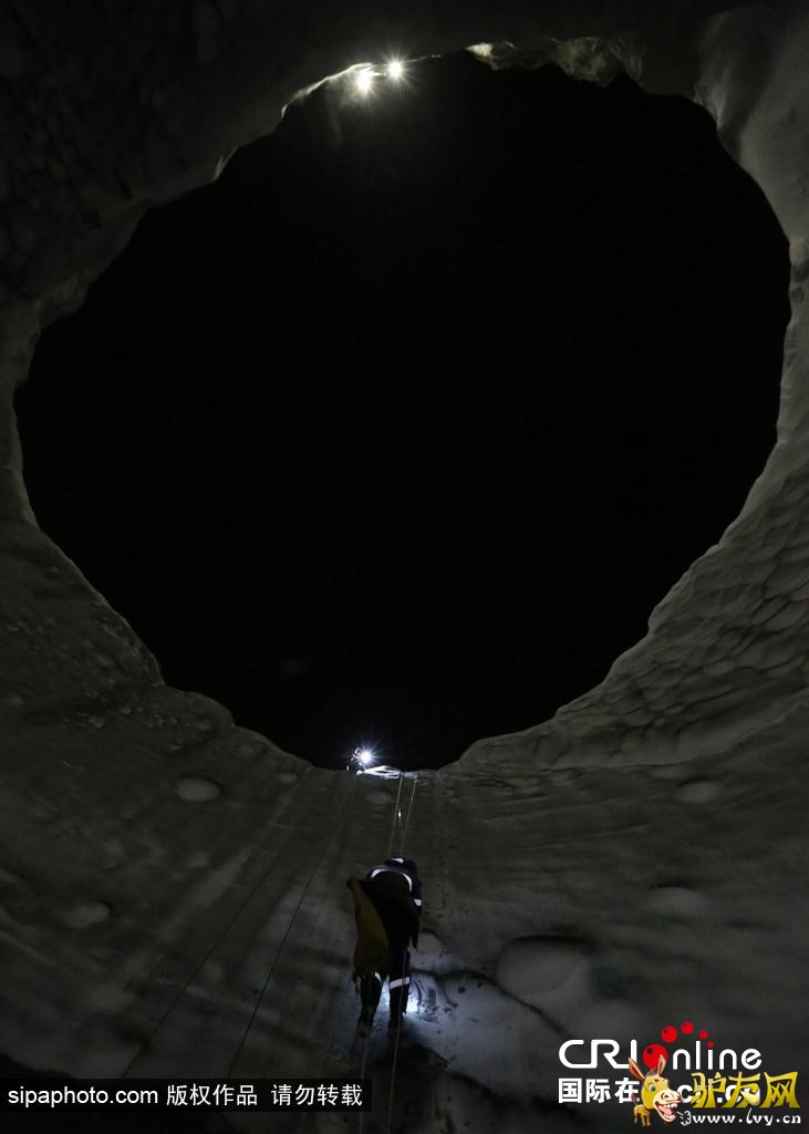 ����ʱ��2014��11��8�գ�����˹������������������������˹��ѧ���ڸõ�������һ����200�׵Ļ�ɽ�ڣ�������ıڶ������ž�Ө��覵ı�ѩ����ɫ�൱׳���������ϵ۵Ľ�����