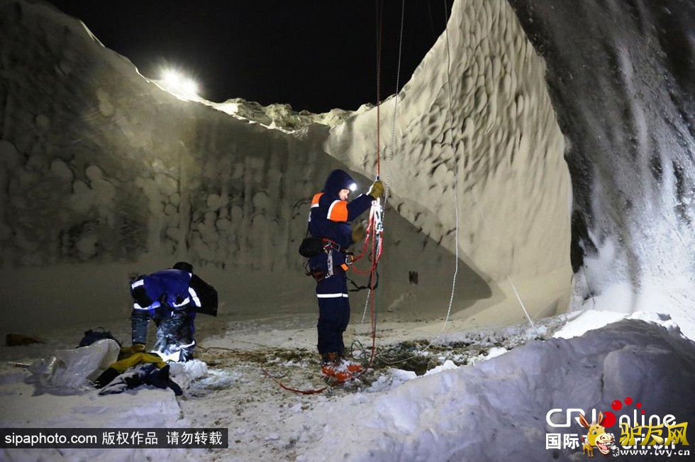 ����ʱ��2014��11��8�գ�����˹������������������������˹��ѧ���ڸõ�������һ����200�׵Ļ�ɽ�ڣ�������ıڶ������ž�Ө��覵ı�ѩ����ɫ�൱׳���������ϵ۵Ľ�����