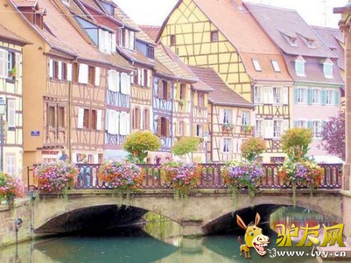 ����������������˹��һ��С����¹�ֻ�����֮ң�������ˮ����С�ǣ����С���ŷ����˹��֮�ơ����صĵ���λ���Լ������ľ���ʹ�ÿƶ�������֮Ϊ��һ���С��