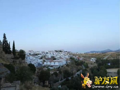 �̾��������ͱ��ϵİ�ɫ������С患�����������Ϊ˽���ĳ��С������Ƕ�ţ�ķ�Դ�أ���������������ϵĶ�ţ����Ҳ�Ƕ�ţʿ�ǳ�ʥ�ĵط������������������˵�һ���ϸ�Ķ�ţʿѧУ�Ͷ�ţ����ݡ�