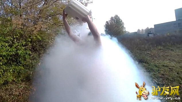 Anton Konovalov��һͰ����195�ȵ�Һ��ӭͷ���¡�