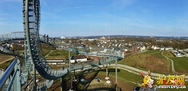 �¹��ġ��ϻ����ڹꡱ��21�ף���һ�����ݰ��ɽ��������һ�����˾���ĵ��ܴ��١����������Ʒ���Ե��ܼҺ���-���غ��ڶ�����-��˹֮�֣����øֽṹ���οͿ�ʰ�׶��ϣ���ս�Լ��ļ��ޡ�