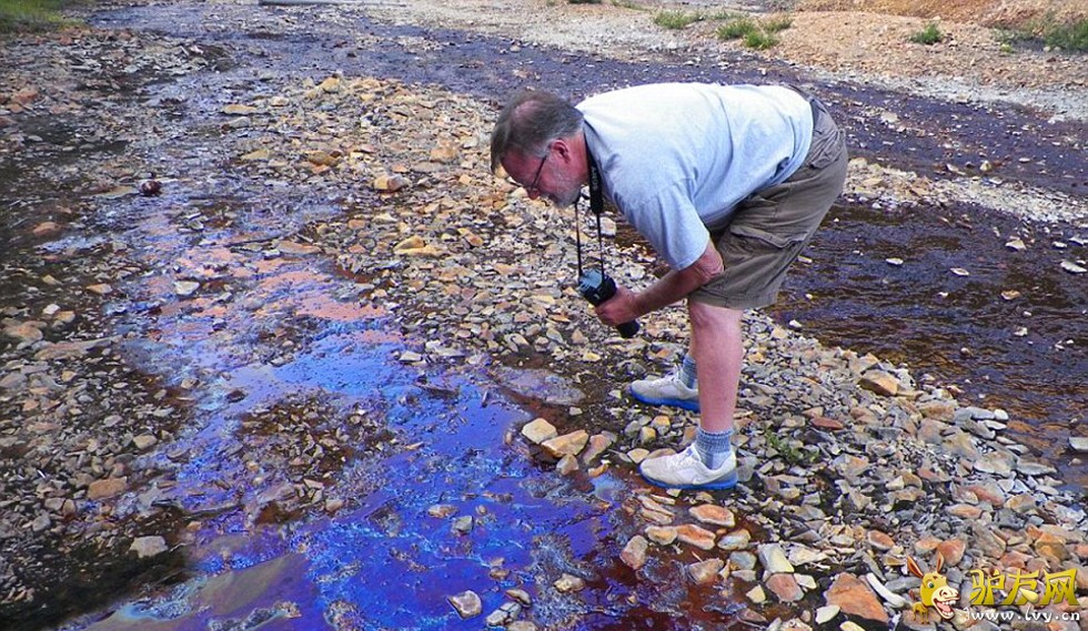 ͼΪ�������������ɽ��������һ��������ɫСϪ����ҳ��ͼ