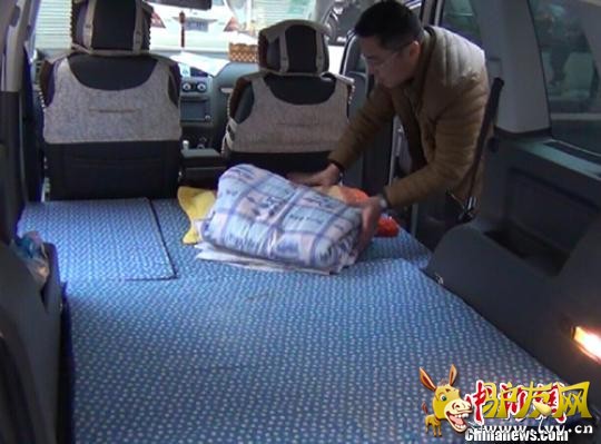 ����ΰչʾ�Լ����Ƶĳ��ڴ��̣�ʮ�ֿ����� ��˧ ��