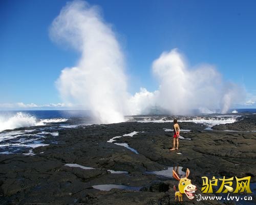 ��Ħ�����С���������������׳�۵���Ȼ����֮һ����Alofaaga�綴������ˮ������ӿ���������γɵĹܵ�ʱ���ͻ�ۼ�������γ�һϵ����Ȫ��