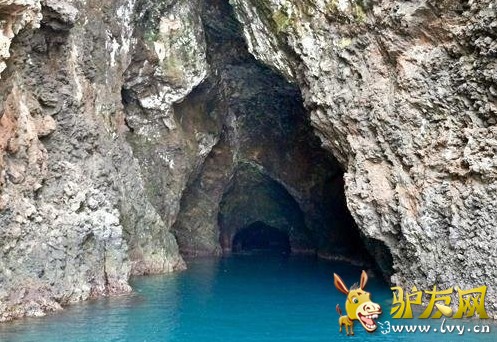 ��һ����ڶ����ĺ���λ�ڼ��ݺ���ʥ��³�ȵ����ܳ���1227Ӣ��(374��)����ڸ�130Ӣ��(39.6��)���ʶ���������������ɫ���ұڡ��Լ����ϵ�̦޺�����ࡣ