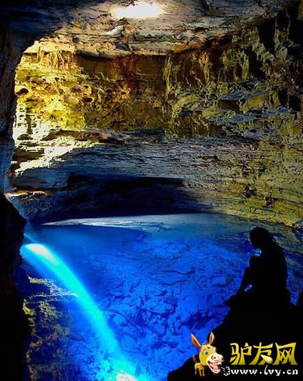 ħ�����Ǿ����ǰ������и��������ҹ�԰�е�һ�����ݺ�����ˮ�峺���ܹ�ʮ������������׵�ʯͷ�Լ����ϵ����ɣ���̫��͸����϶Ͷ�䵽����ʱ�������ϻ����ֳ�һƬ���ö������ǵ�������˴��⡣