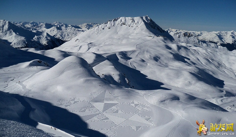 ��������ר�壺��Ӣ����ÿ���ʱ���1��8�ձ���������Ӣ���˿��������ڶ���55�����������ɡ�����Simon Beck��˫�㴴�������ѩ������Ʒ����ά��һ�졣