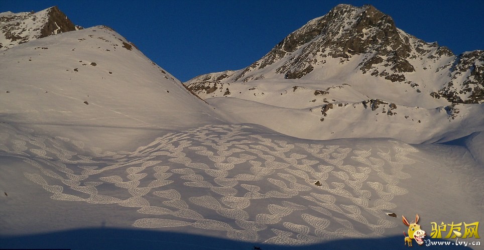 ��������ר�壺��Ӣ����ÿ���ʱ���1��8�ձ���������Ӣ���˿��������ڶ���55�����������ɡ�����Simon Beck��˫�㴴�������ѩ������Ʒ����ά��һ�졣