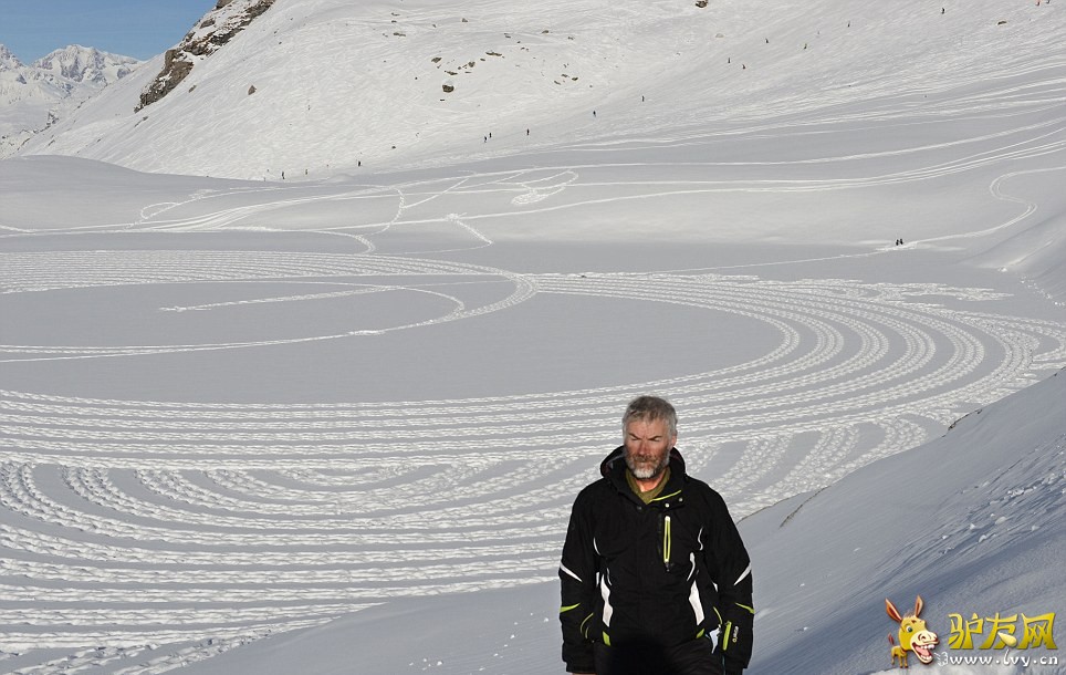 ��������ר�壺��Ӣ����ÿ���ʱ���1��8�ձ���������Ӣ���˿��������ڶ���55�����������ɡ�����Simon Beck��˫�㴴�������ѩ������Ʒ����ά��һ�졣