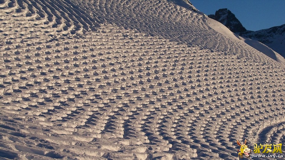 ��������ר�壺��Ӣ����ÿ���ʱ���1��8�ձ���������Ӣ���˿��������ڶ���55�����������ɡ�����Simon Beck��˫�㴴�������ѩ������Ʒ����ά��һ�졣