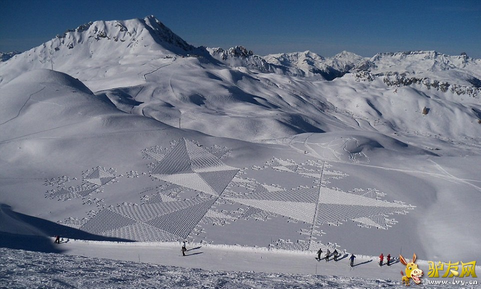 ��������ר�壺��Ӣ����ÿ���ʱ���1��8�ձ���������Ӣ���˿��������ڶ���55�����������ɡ�����Simon Beck��˫�㴴�������ѩ������Ʒ����ά��һ�졣