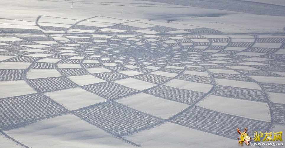 ��������ר�壺��Ӣ����ÿ���ʱ���1��8�ձ���������Ӣ���˿��������ڶ���55�����������ɡ�����Simon Beck��˫�㴴�������ѩ������Ʒ����ά��һ�졣