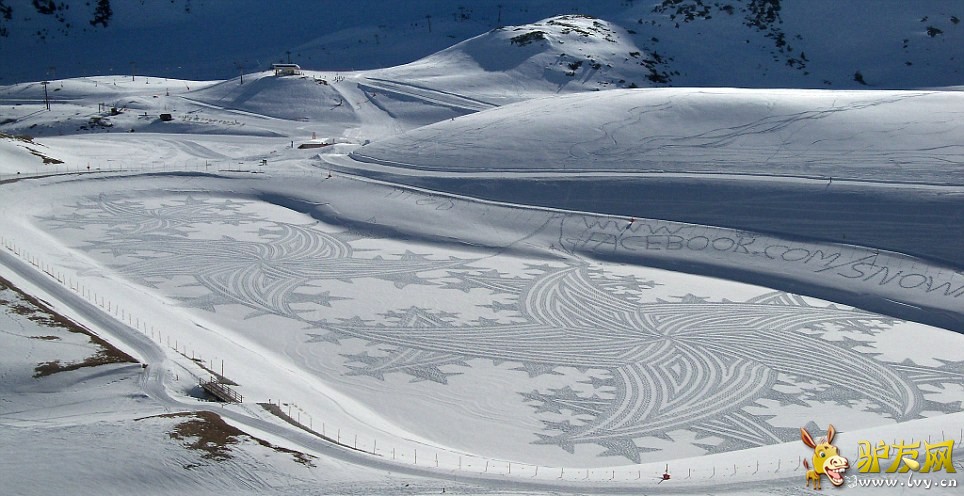 ��������ר�壺��Ӣ����ÿ���ʱ���1��8�ձ���������Ӣ���˿��������ڶ���55�����������ɡ�����Simon Beck��˫�㴴�������ѩ������Ʒ����ά��һ�졣