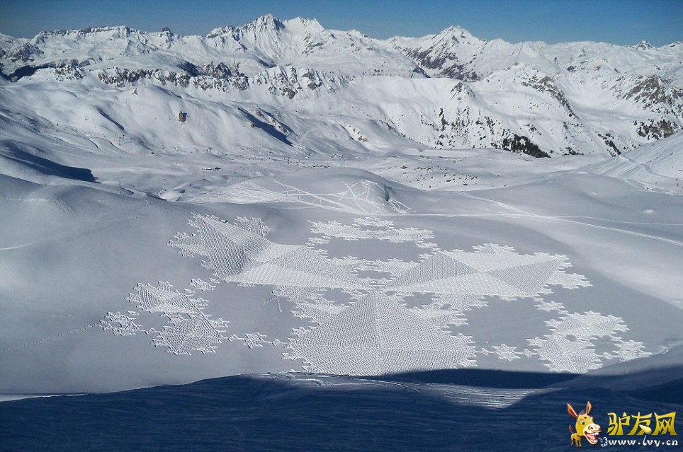 ��������ר�壺��Ӣ����ÿ���ʱ���1��8�ձ���������Ӣ���˿��������ڶ���55�����������ɡ�����Simon Beck��˫�㴴�������ѩ������Ʒ����ά��һ�졣