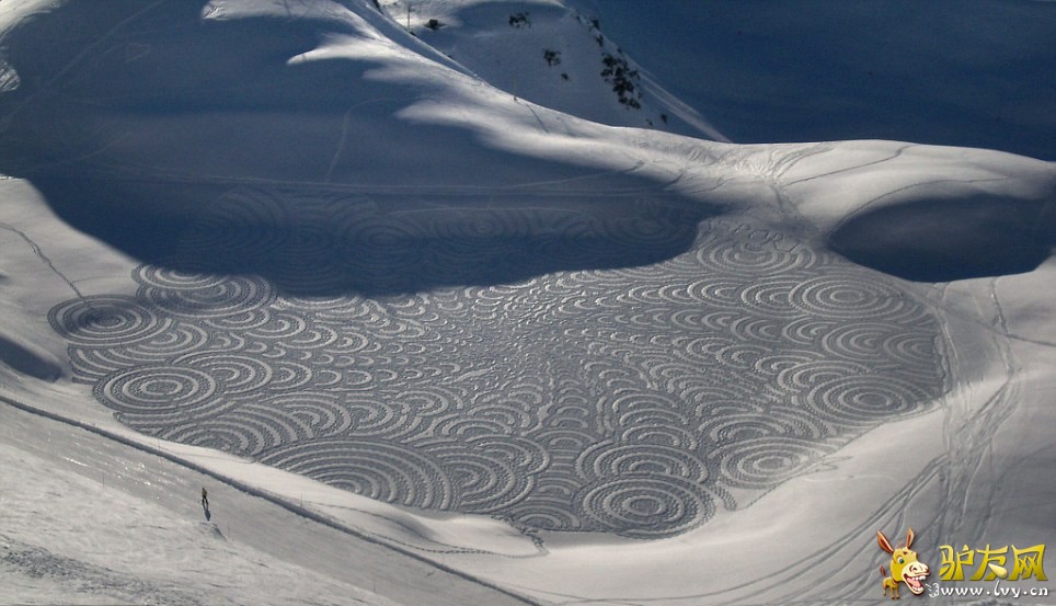 ��������ר�壺��Ӣ����ÿ���ʱ���1��8�ձ���������Ӣ���˿��������ڶ���55�����������ɡ�����Simon Beck��˫�㴴�������ѩ������Ʒ����ά��һ�졣