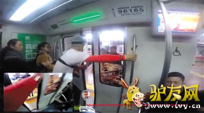 1 ��Ƶ�У�С���˺����ӵ���1��������ʿ·վ�ܳ�������