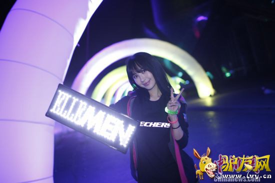 ������12��16�յ� ���գ�Ů����ƶ�����ĳ������ֳ�����������ƶ����ų������˶�װΪ�������ܡ����ĳ��ֲ�����ȼ������������գ��������˹�ע������������Ҫ�����������������е��ס�