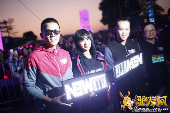 ������12��16�յ� ���գ�Ů����ƶ�����ĳ������ֳ�����������ƶ����ų������˶�װΪ�������ܡ����ĳ��ֲ�����ȼ������������գ��������˹�ע������������Ҫ�����������������е��ס�