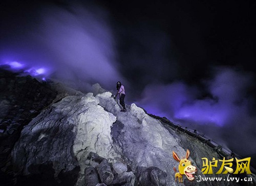 �����ɽɢ�������µ���ɫ��â������������ƻõ�Ӱ�еĳ�����