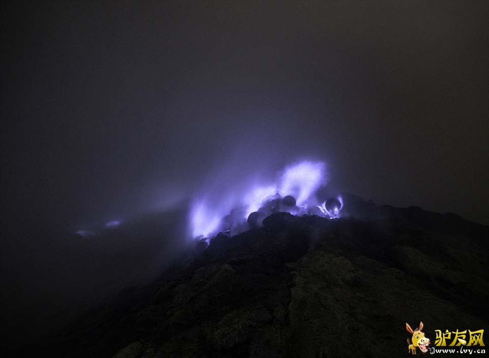 �����ɽɢ�������µ���ɫ��â������������ƻõ�Ӱ�еĳ�����