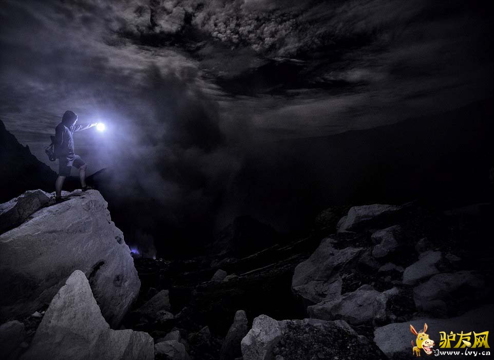 �����ɽɢ�������µ���ɫ��â������������ƻõ�Ӱ�еĳ�����