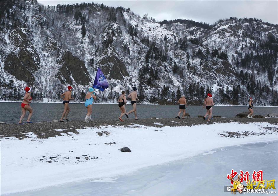 ������12��29�յ�  ����ý����������ʱ��28�գ�����˹��Ӿ���ֲ���Ա������8�ȵ���������£�ǰ��Ҷ�����ӽ��ж�Ӿ�����ףʥ���ں�����ĵ�����