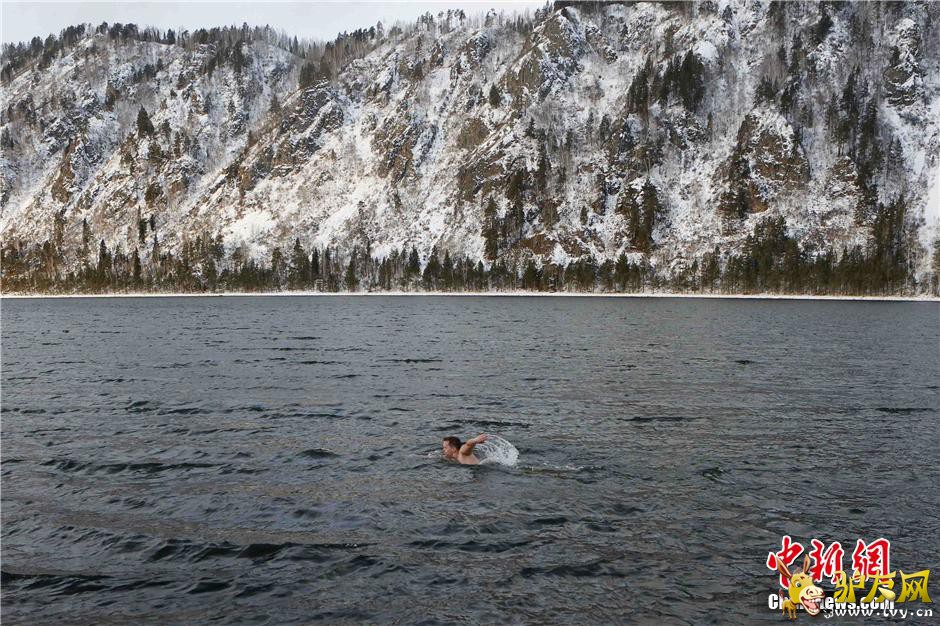 ������12��29�յ�  ����ý����������ʱ��28�գ�����˹��Ӿ���ֲ���Ա������8�ȵ���������£�ǰ��Ҷ�����ӽ��ж�Ӿ�����ףʥ���ں�����ĵ�����