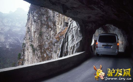 ������ͨ�������ݺͱ����������ݵ�һ��ɽ·��һ���ײ����ľ����ھ���318������γɾ���β��״�������������������������ص�Ħ��쭳���������������1�£����ȳ���9�׳��Ŀ�������ֹͨ�С�