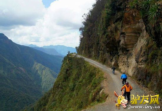 ������ͨ�������ݺͱ����������ݵ�һ��ɽ·��һ���ײ����ľ����ھ���318������γɾ���β��״�������������������������ص�Ħ��쭳���������������1�£����ȳ���9�׳��Ŀ�������ֹͨ�С�