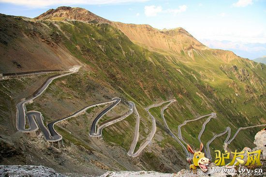 ������ͨ�������ݺͱ����������ݵ�һ��ɽ·��һ���ײ����ľ����ھ���318������γɾ���β��״�������������������������ص�Ħ��쭳���������������1�£����ȳ���9�׳��Ŀ�������ֹͨ�С�