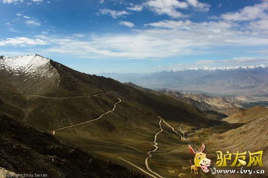 ������ͨ�������ݺͱ����������ݵ�һ��ɽ·��һ���ײ����ľ����ھ���318������γɾ���β��״�������������������������ص�Ħ��쭳���������������1�£����ȳ���9�׳��Ŀ�������ֹͨ�С�