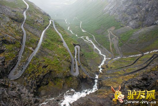 ������ͨ�������ݺͱ����������ݵ�һ��ɽ·��һ���ײ����ľ����ھ���318������γɾ���β��״�������������������������ص�Ħ��쭳���������������1�£����ȳ���9�׳��Ŀ�������ֹͨ�С�