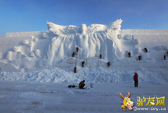 ͼ:��������̶����ɭ�ֹ�԰�ھ���ѩ��ӭ����ѩ�����������������ľ���Ů��