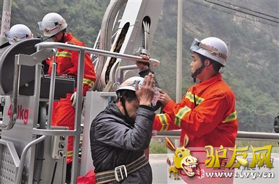 ���¿������·�ڵ�ɽ̽�� ��·����17Сʱ����